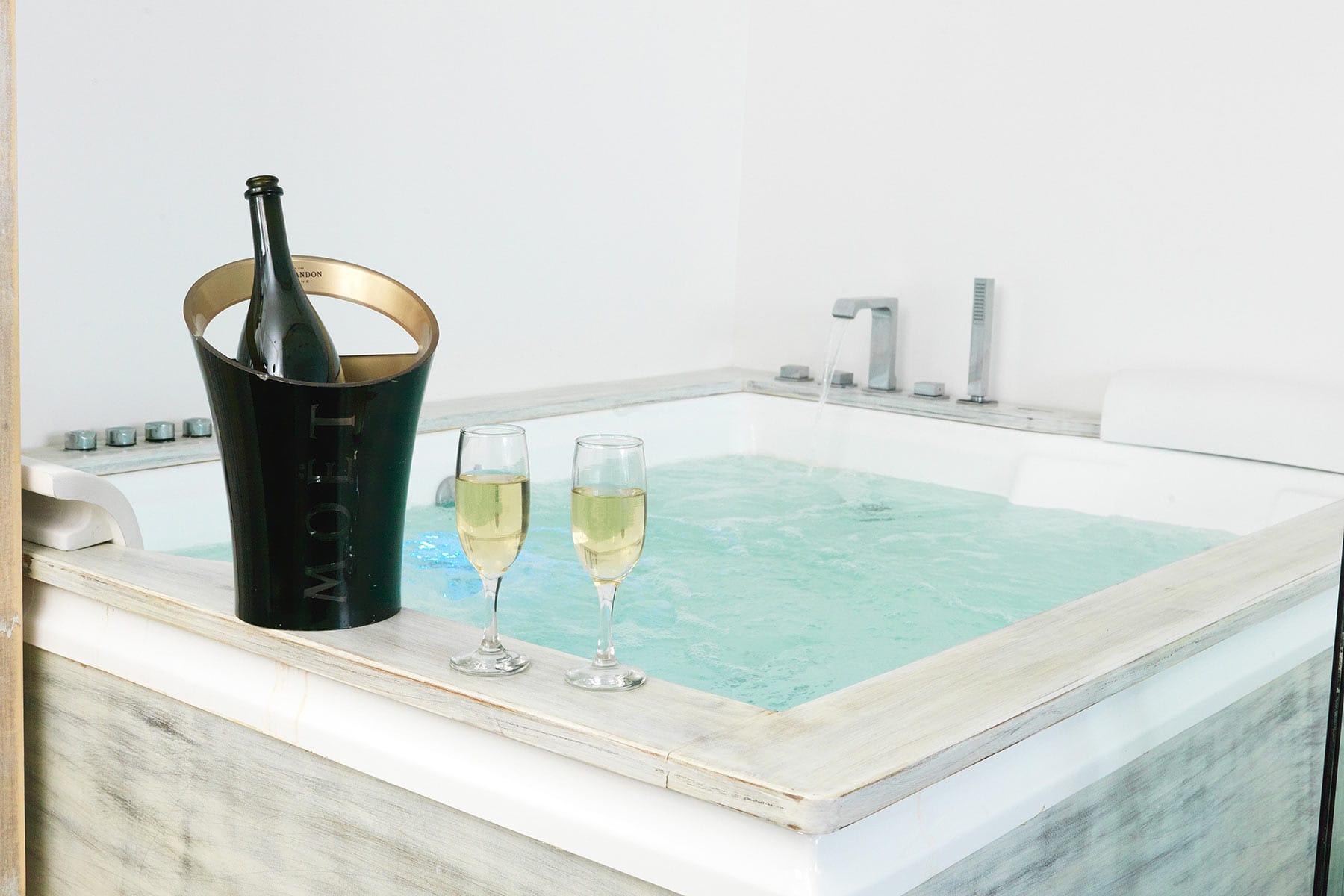 san marino hot tub suite 4