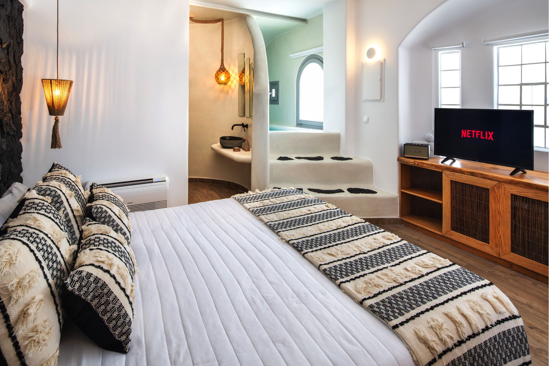 sanmarinosuites suite with cave pool 5